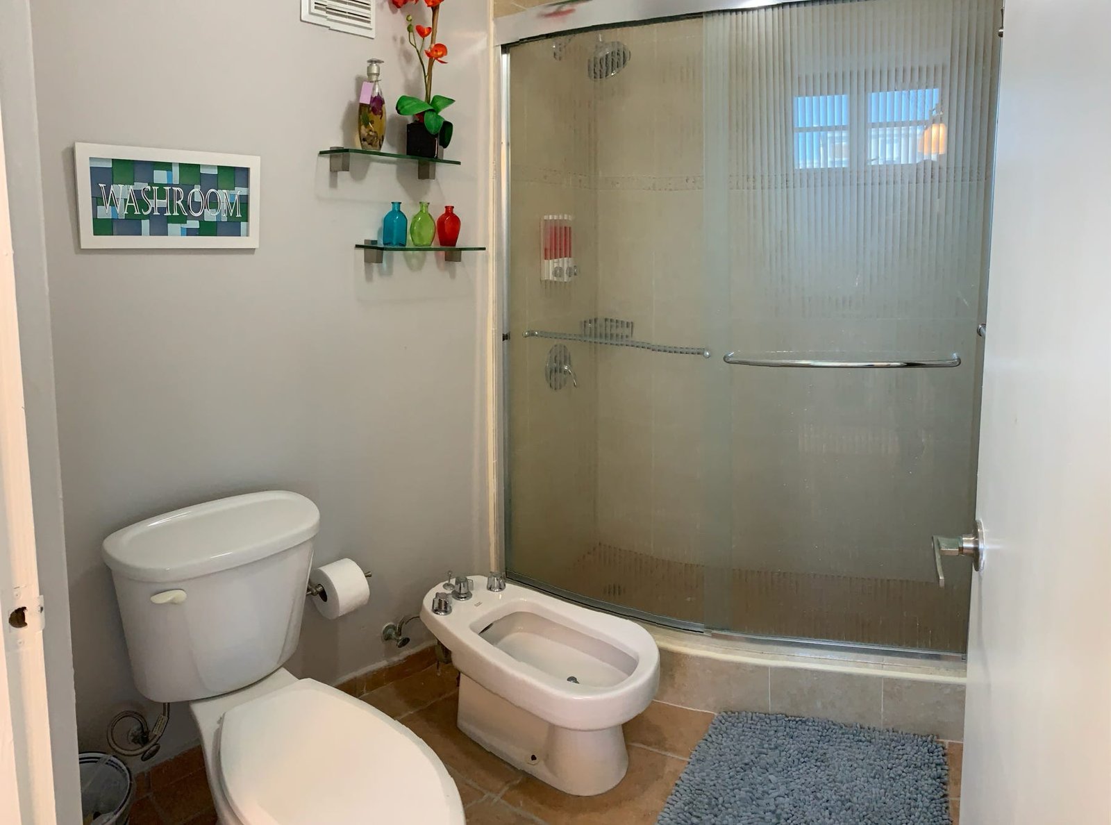 Full size master bathroom at Rainforest Beach Condo
